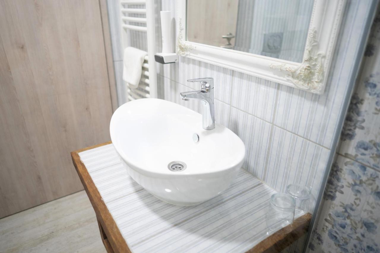 Pajta Apartman Es Vendeghaz Tata Exteriér fotografie