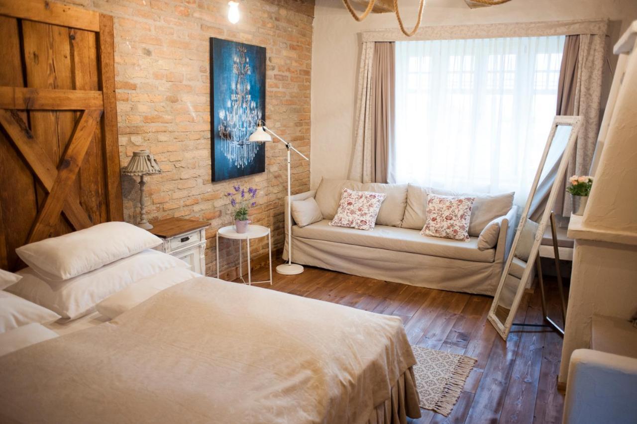 Pajta Apartman Es Vendeghaz Tata Exteriér fotografie