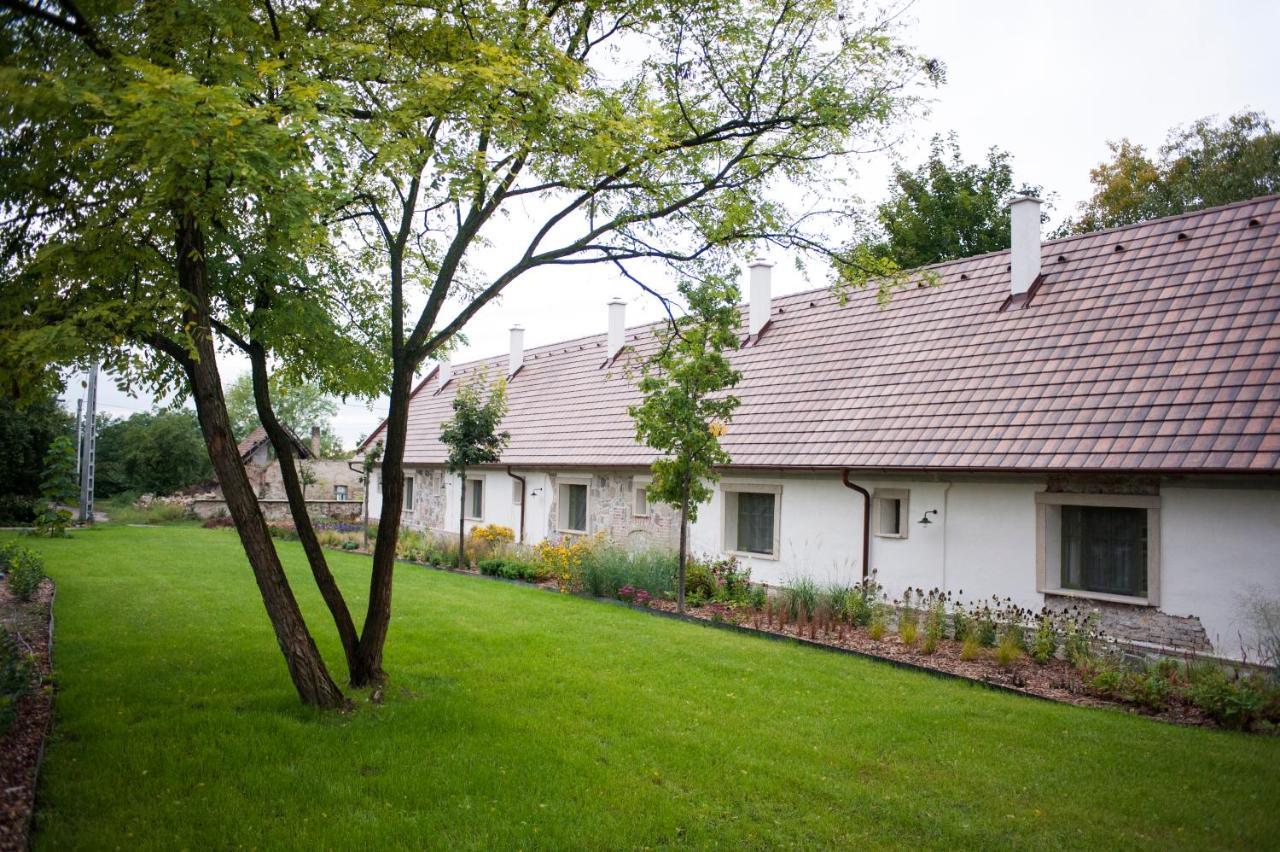 Pajta Apartman Es Vendeghaz Tata Exteriér fotografie